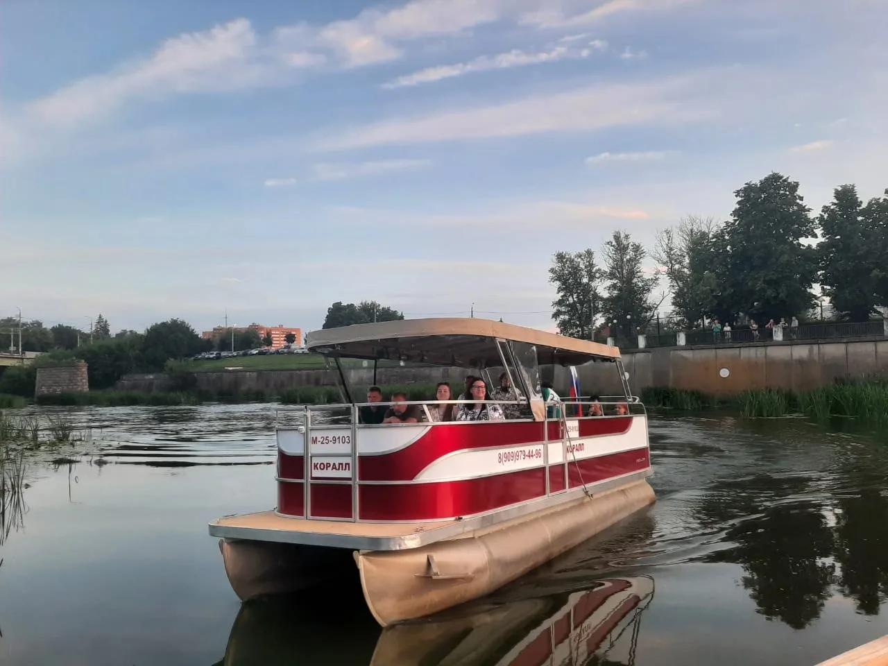 Теплоход Коралл на воде